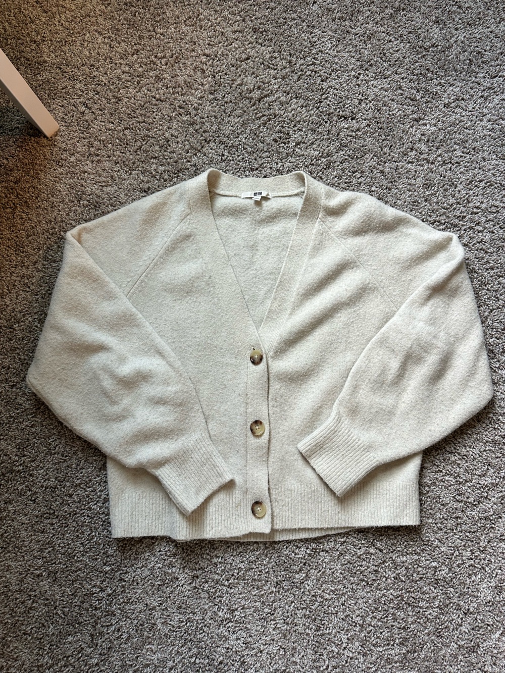 Uniqlo Women's Cream V-Neck Button Front Knit Cardigan Sweater Long Sleeve M
